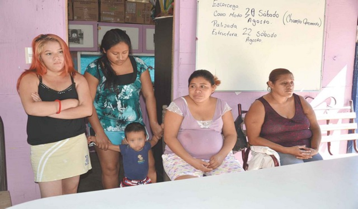 Madres de familia en Ciudad del Carmen exhiben la desigualdad en las clases virtuales