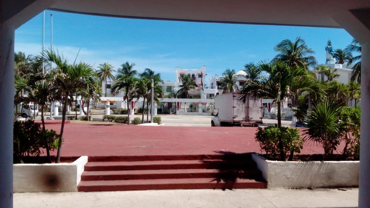 La explanada municipal de Isla Mujeres lucio vacía (Ovidio López)