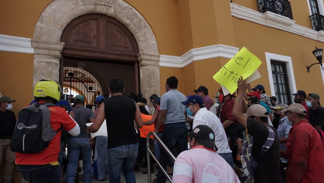 Pescadores de altura entran a la fuerza al Palacio Municipal de Campeche