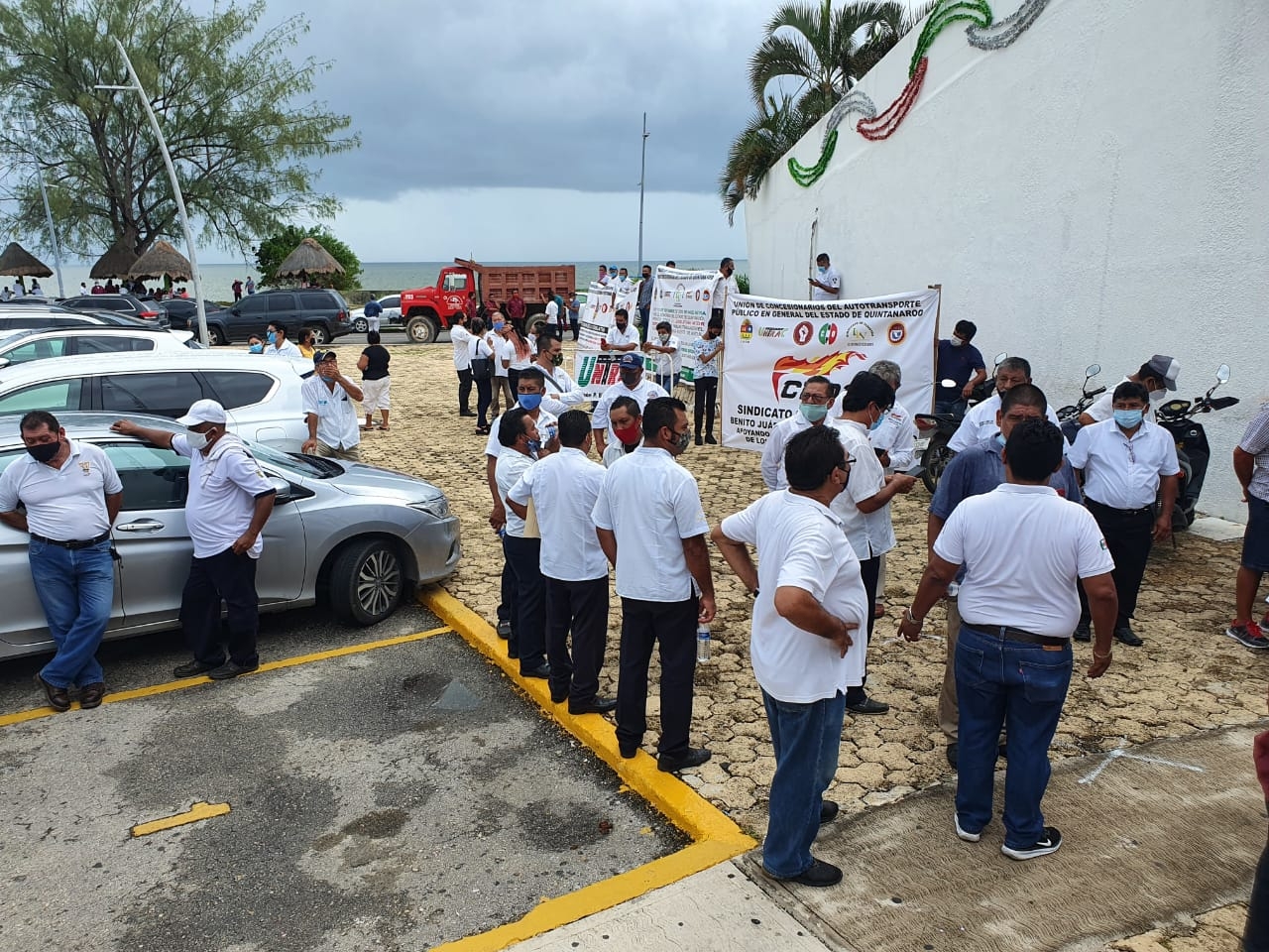 Más de 500 transportistas protestan en Quintana Roo