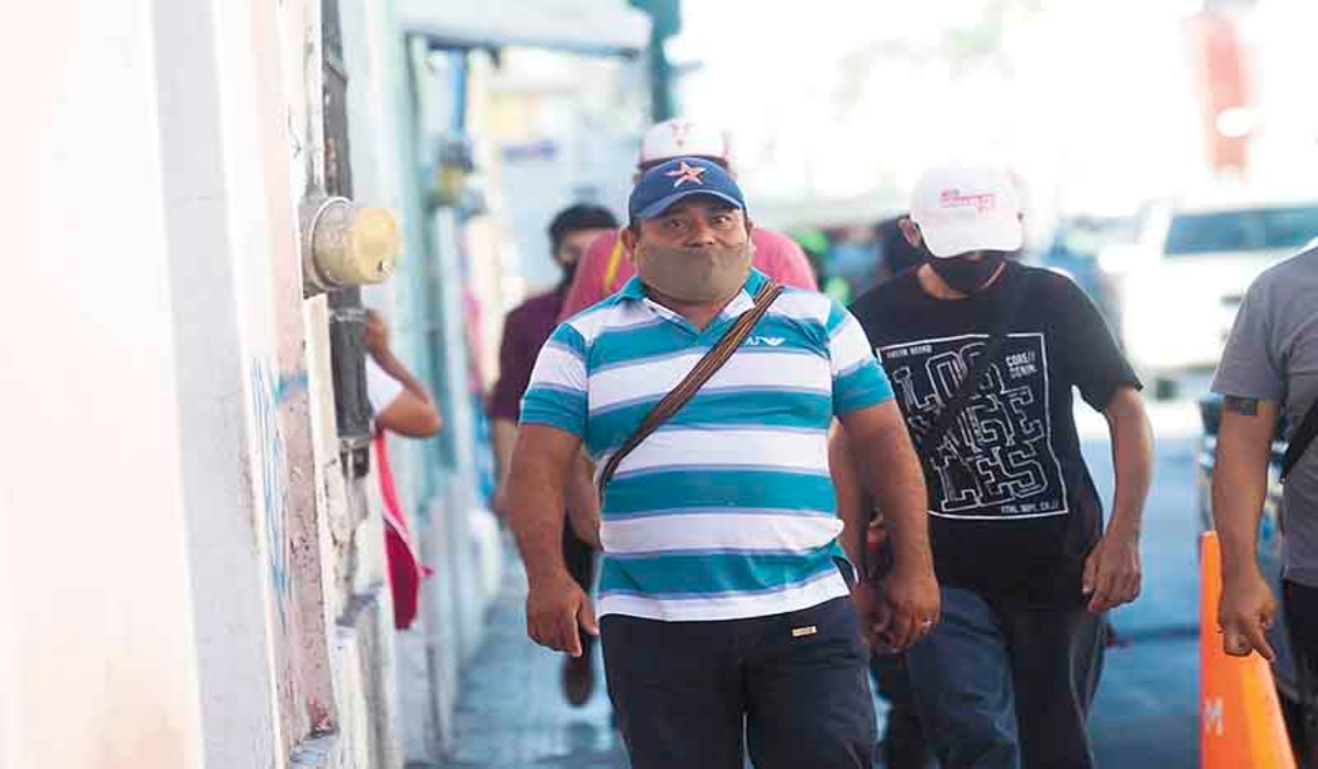 Agobian a ciudadanos largas caminatas para abordar su transporte en Mérida