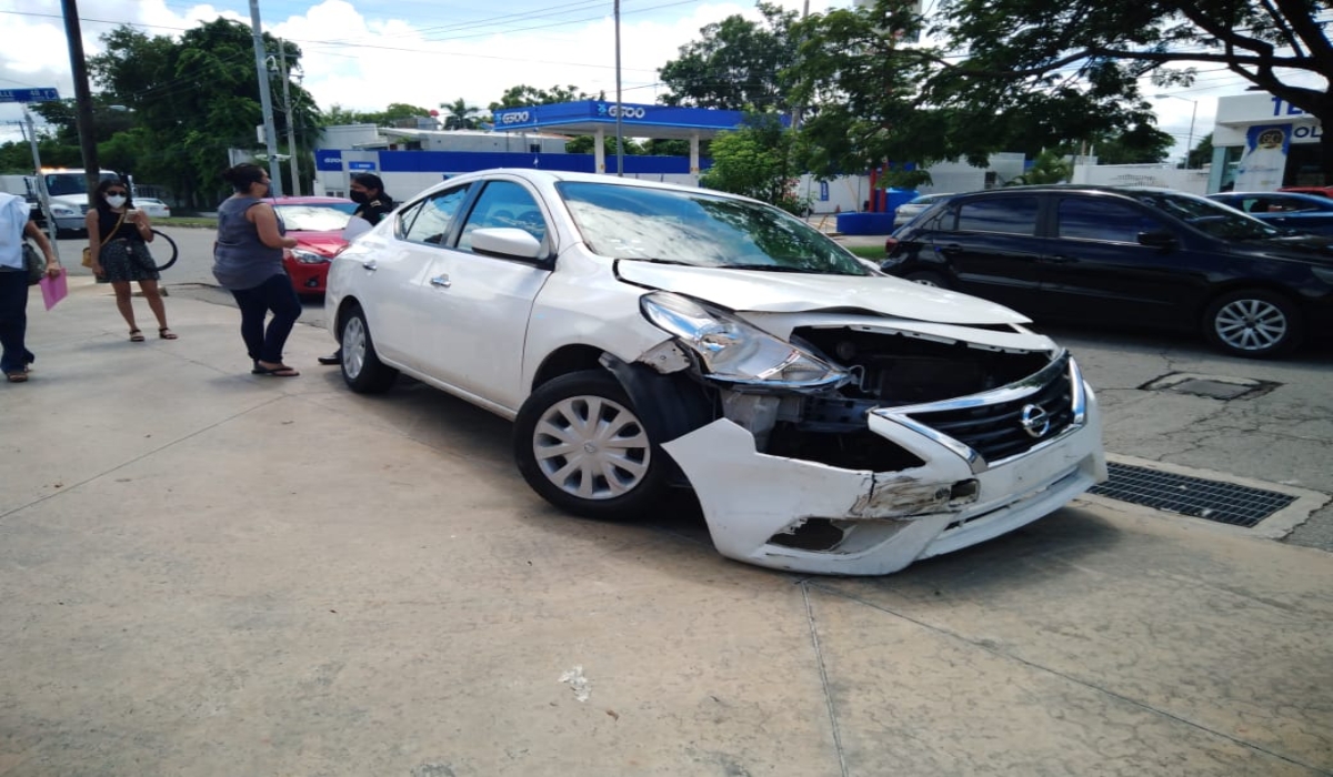 Conductora se pasa un alto y choca contra un vehículo en Mérida