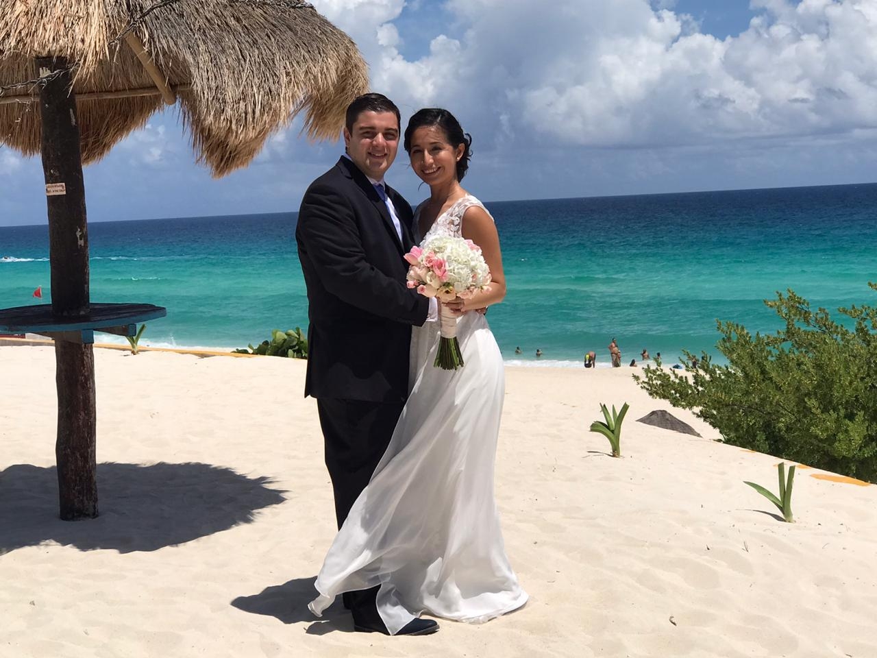 Vuelve el amor a las playas de Cancún; celebran primeras bodas