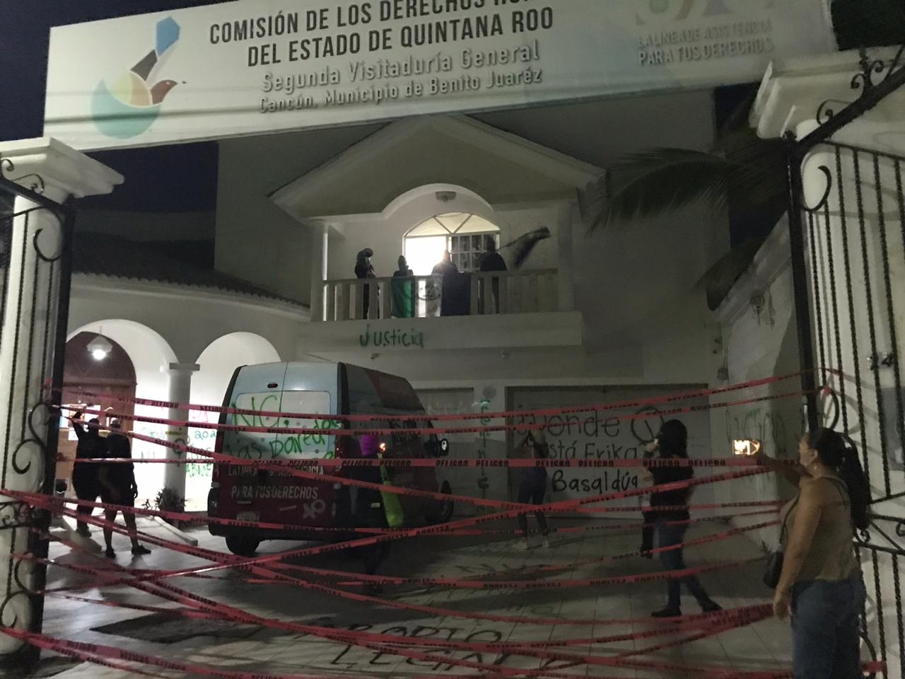 En el caso de la sede de Cancún al menos 30 mujeres tomaron la sede Foto: Mario Hernández