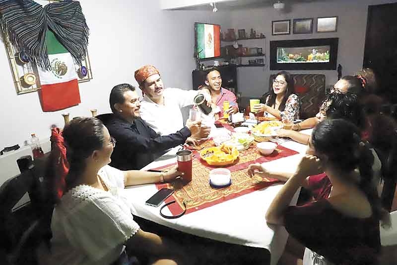 Familias de Mérida celebran el Grito de Independencia con reuniones reducidas