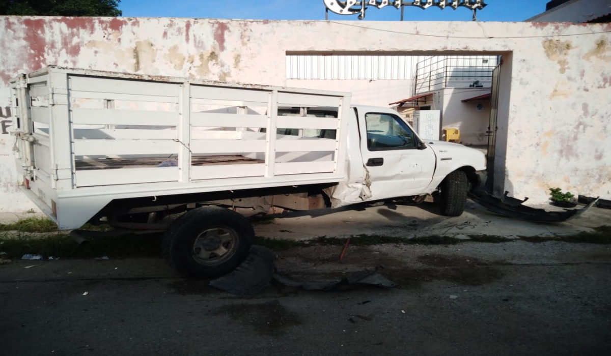 Chocan camioneta estacionada y ocasionan daños a un negocio en Mérida