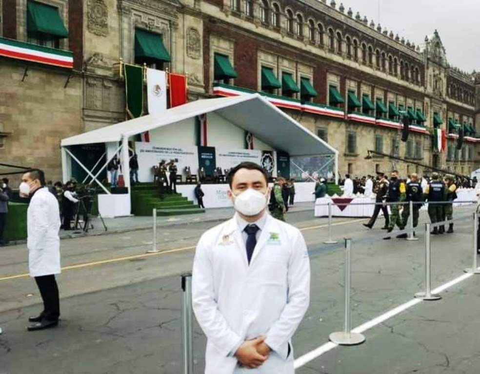 Médico de Cozumel recibe la Condecoración Miguel Hidalgo 2020