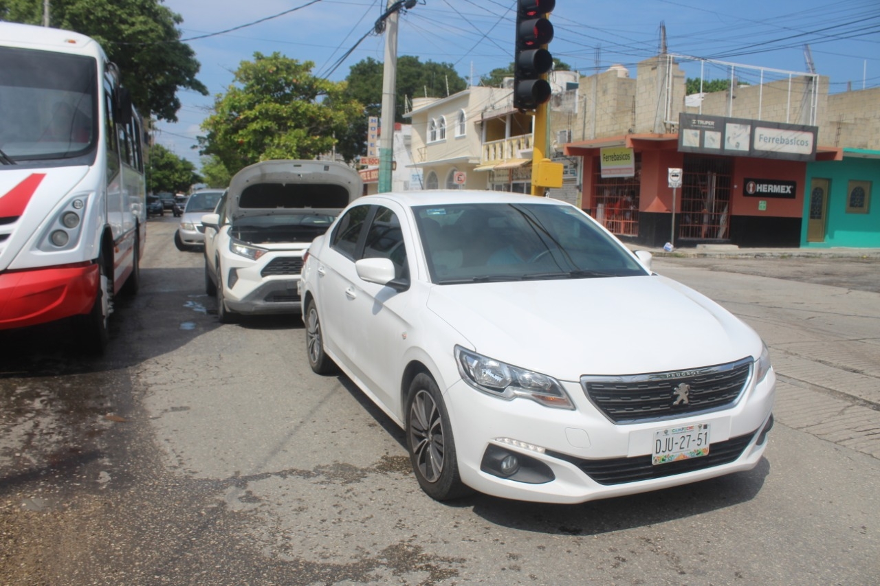 Automovilista choca por querer ganarle al semáforo en Ciudad del Carmen