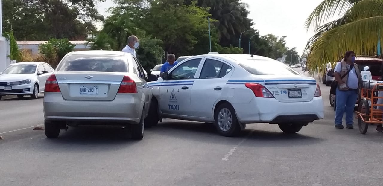 Taxista choca contra un carro de alquiler en Chetumal