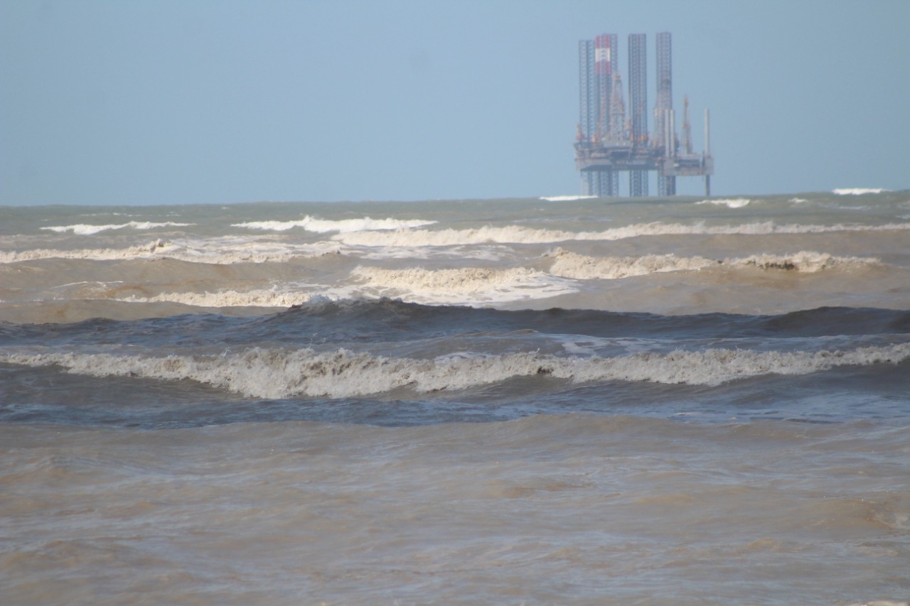 Plataforma de Ciudad del Carmen derrama aceite en aguas del Golfo de México