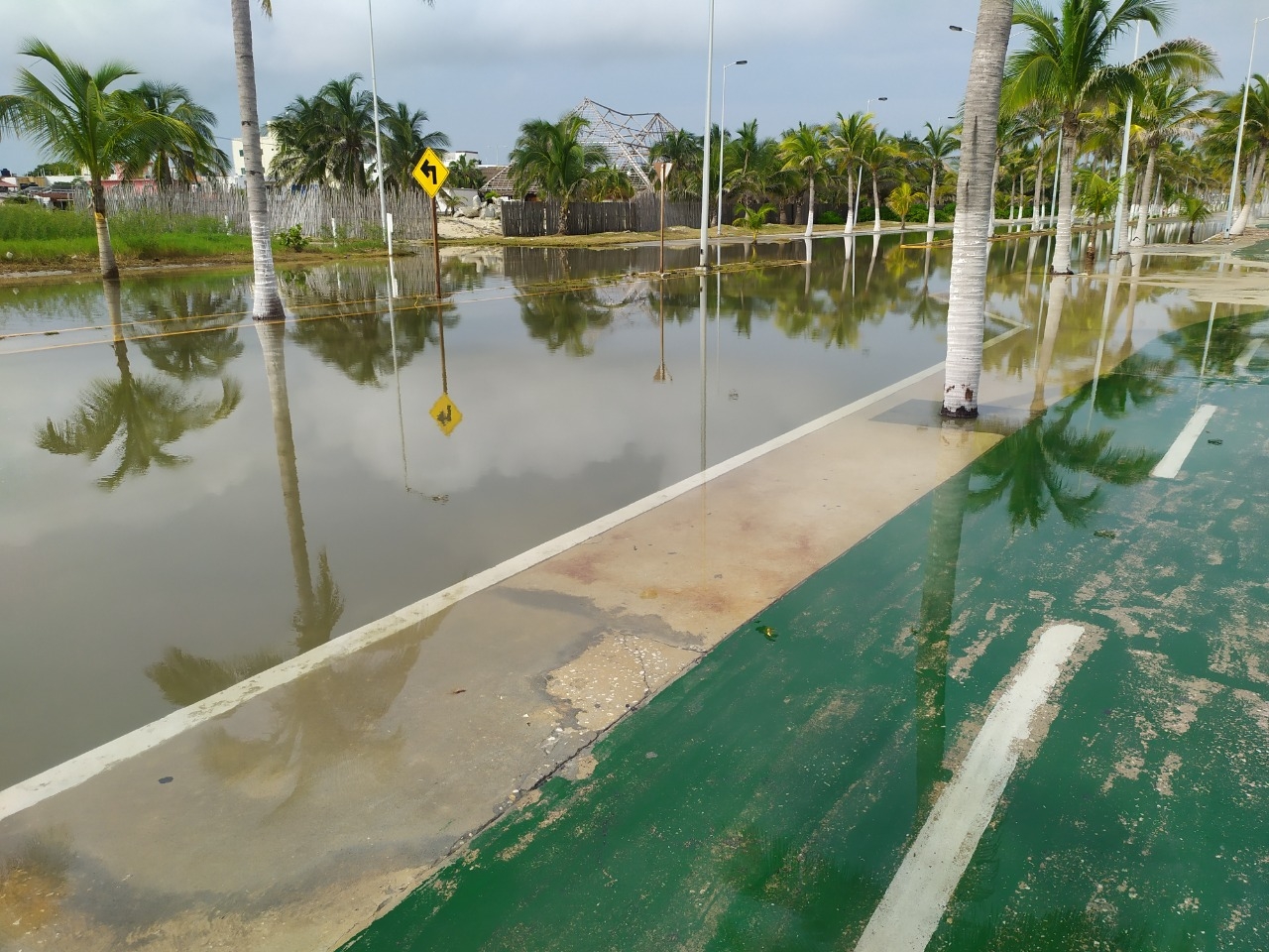 Se inunda Malecón Costero en Ciudad del Carmen