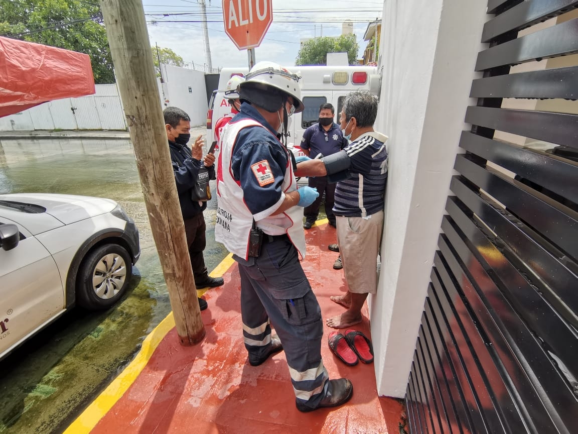 Albañil termina lesionado tras resbalarse en una banqueta en Ciudad del Carmen