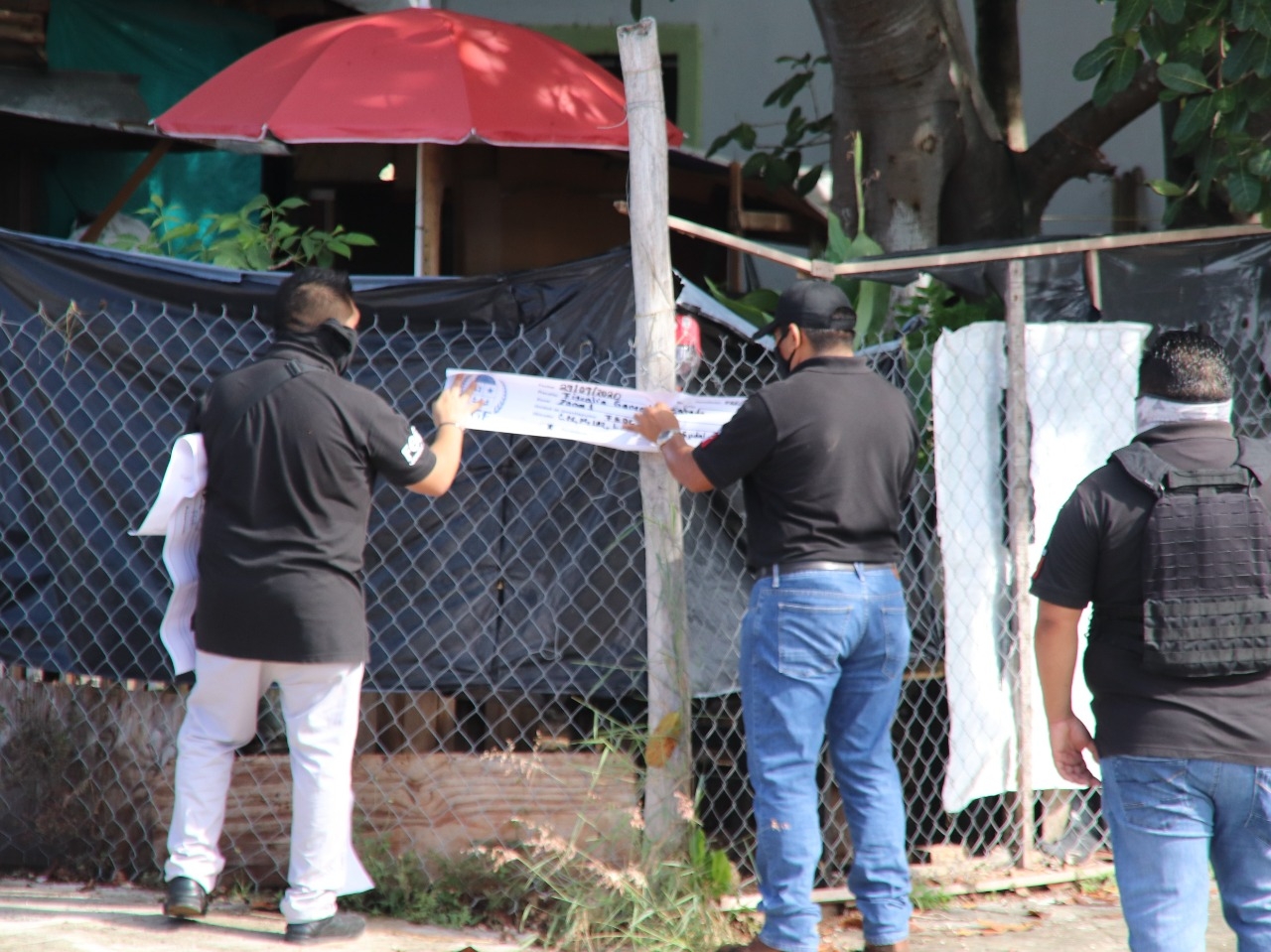 Policías antinarcóticos aseguran una casa en Playa del Carmen