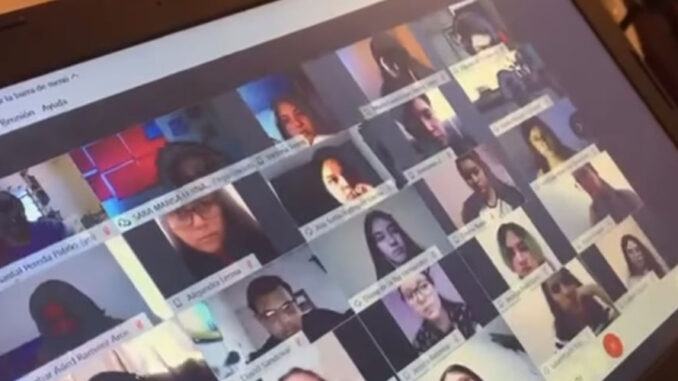 Exhiben a maestra que regaña a sus alumnos por no tener cámara en sus computadoras (VIDEO)