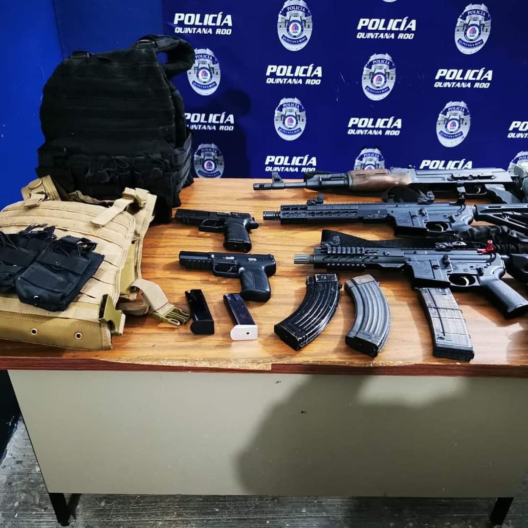 Aseguran una camioneta llena de armas en Quintana Roo