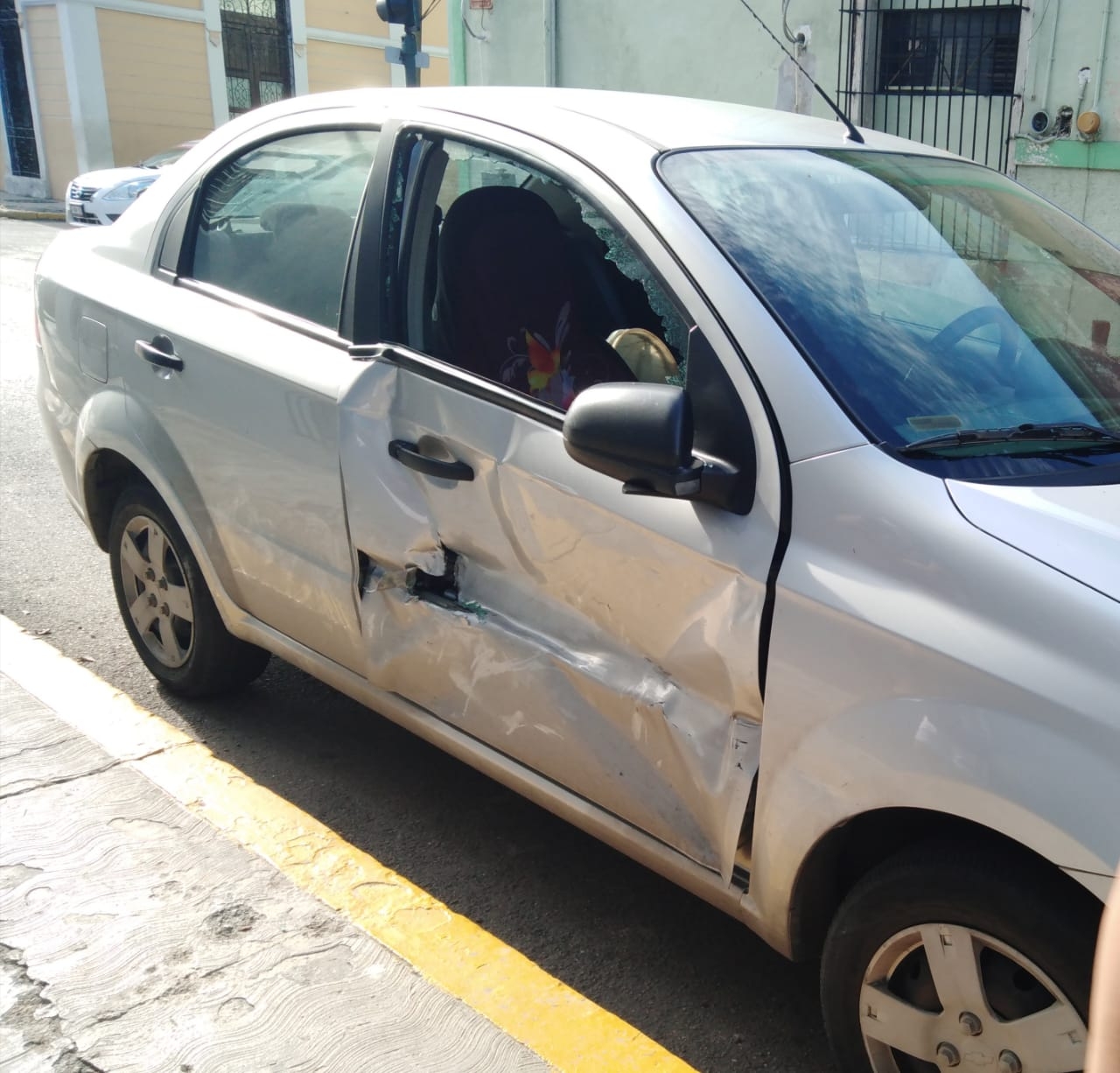 Conductor choca por no respetar el semáforo en el centro de Mérida