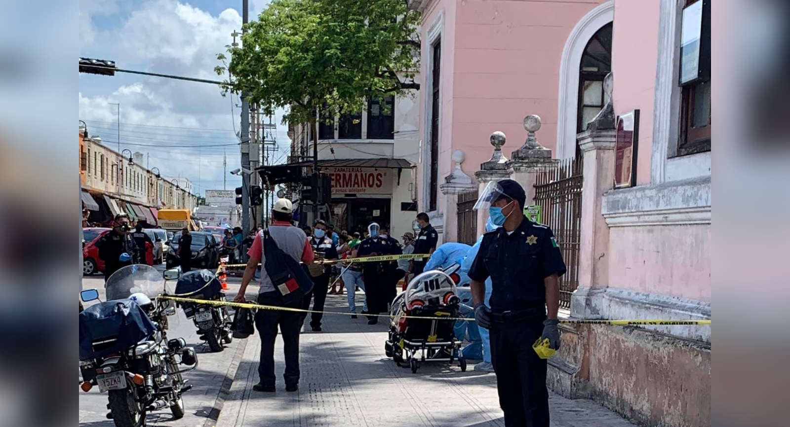 Mujer sale al Centro de Mérida y termina encapsulada por síntomas de COVID-19