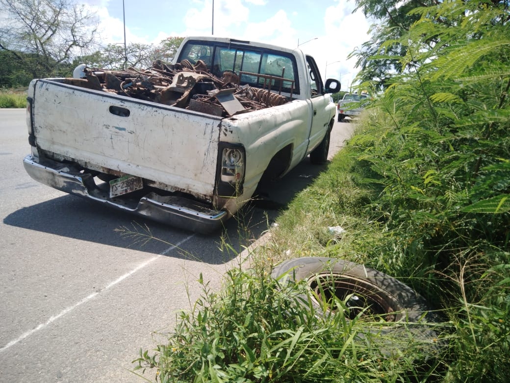 Camioneta pierde una llanta y se sale del camino en el periférico de Mérida