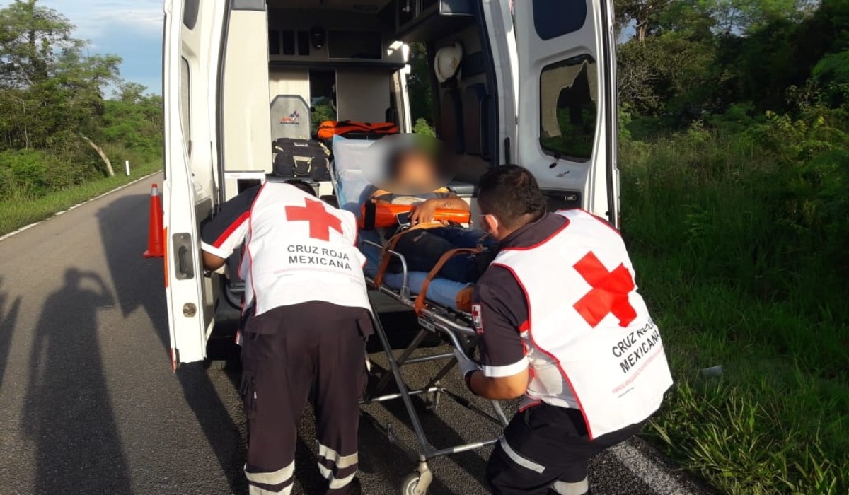 Pareja resulta lesionada tras derrapar su motocicleta en Felipe Carrillo Puerto