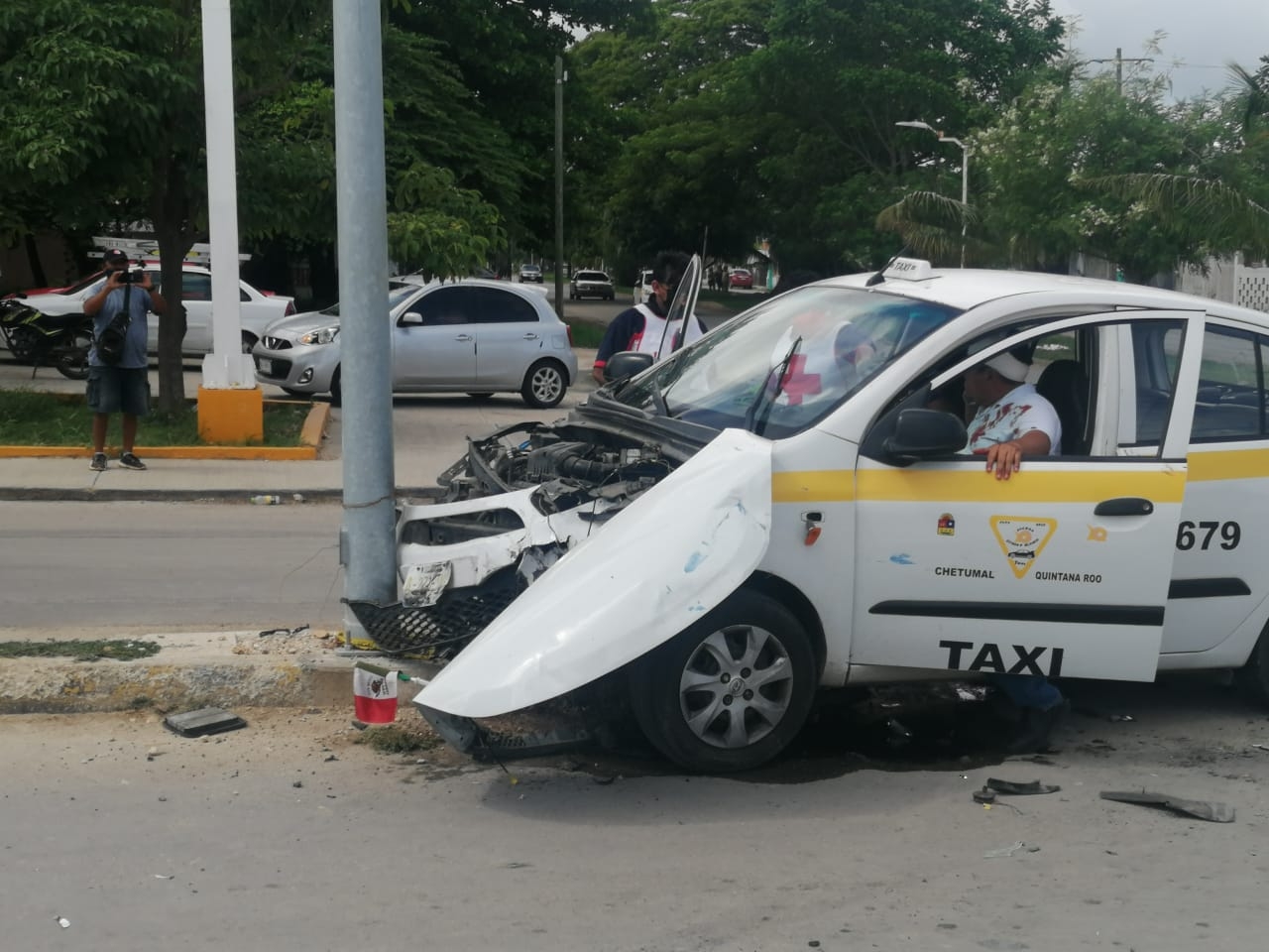 Taxi se estampa contra un poste en Chetumal; chófer y pasajera resultaron lesionados