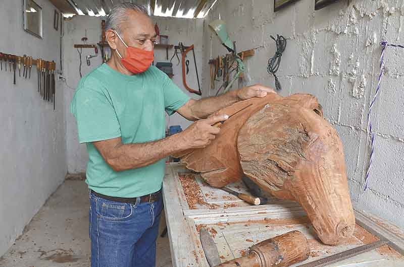 Don Jorge Guerra convierte trozos de árboles en obras de arte