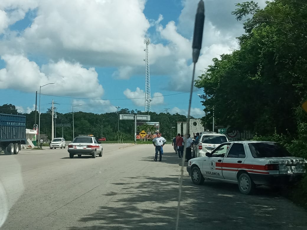 Taxistas de Tulum impiden el paso a los de Valladolid por conflicto entre sus sindicatos