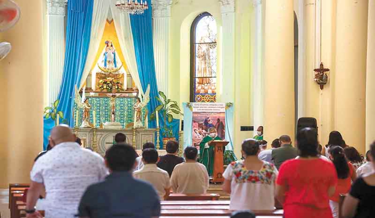 Fieles católicos en Mérida agradecen poder volver a las iglesias