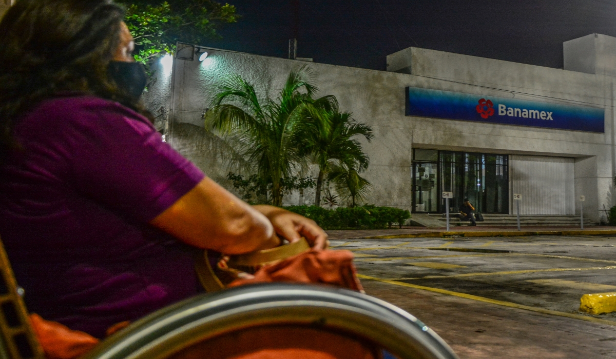 Adultos mayores duermen en la calle para poder cobrar su Afore en Cancún