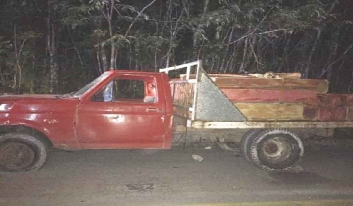 Aseguran camioneta con durmientes de madera en Escárcega