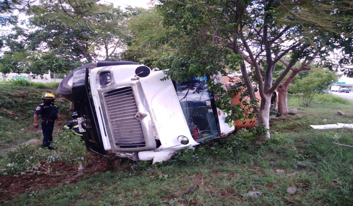 Camión vuelca tras estallarse una de sus llantas en el Periférico de Mérida