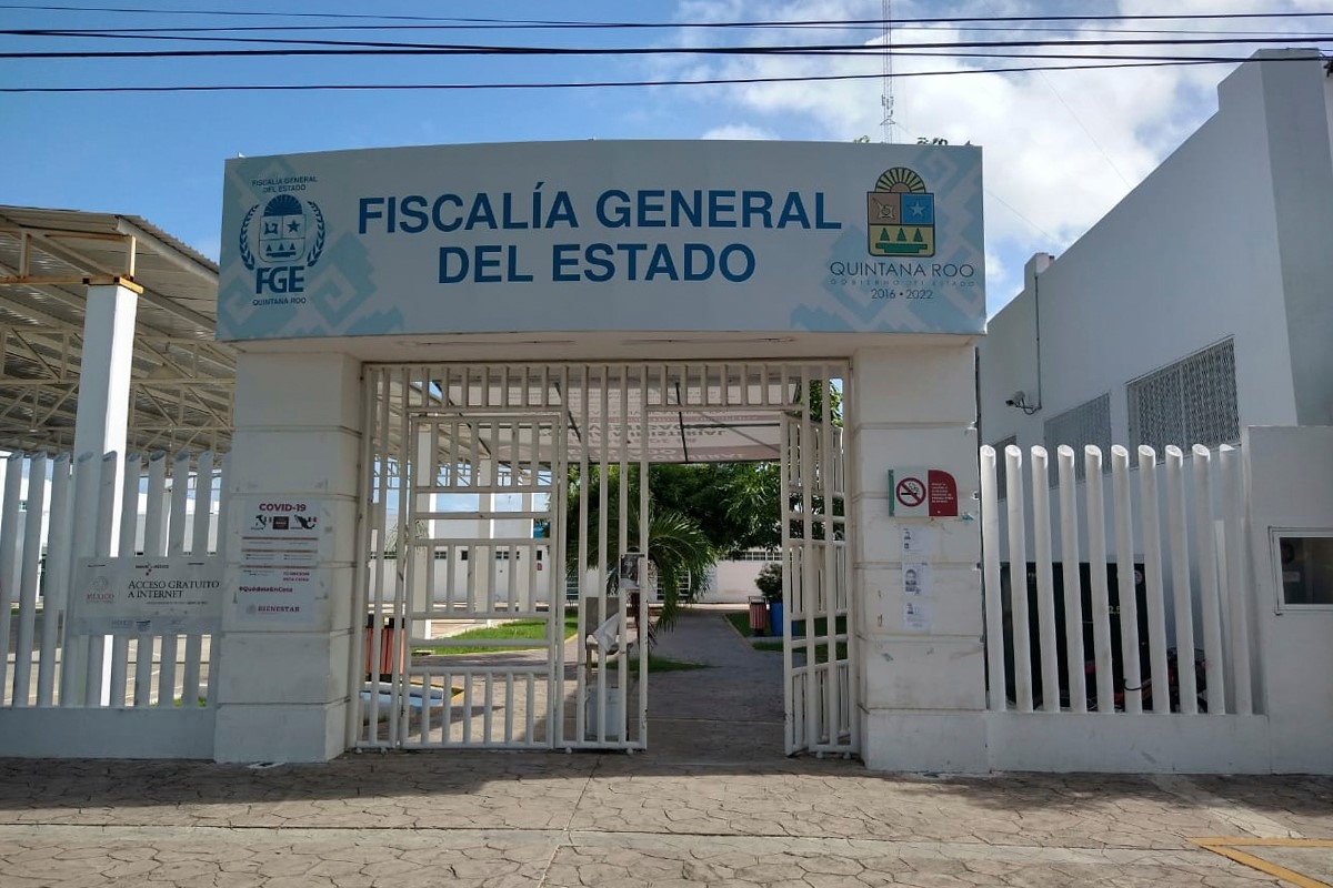 Los policías fueron detenidos tras asaltar con mano armada un taller de mofles en la región 100, en Cancún. Foto ilustrativa: FGE