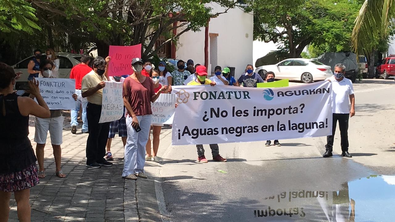 Protestan por aguas negras y contaminación de la laguna en Cancún