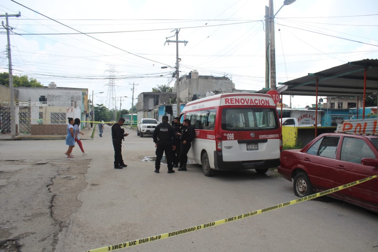 Los usuarios del transporte reprocharon el actual poco usual de los policías, tras acordonar el área del accidente. Foto: Ricardo Jiménez