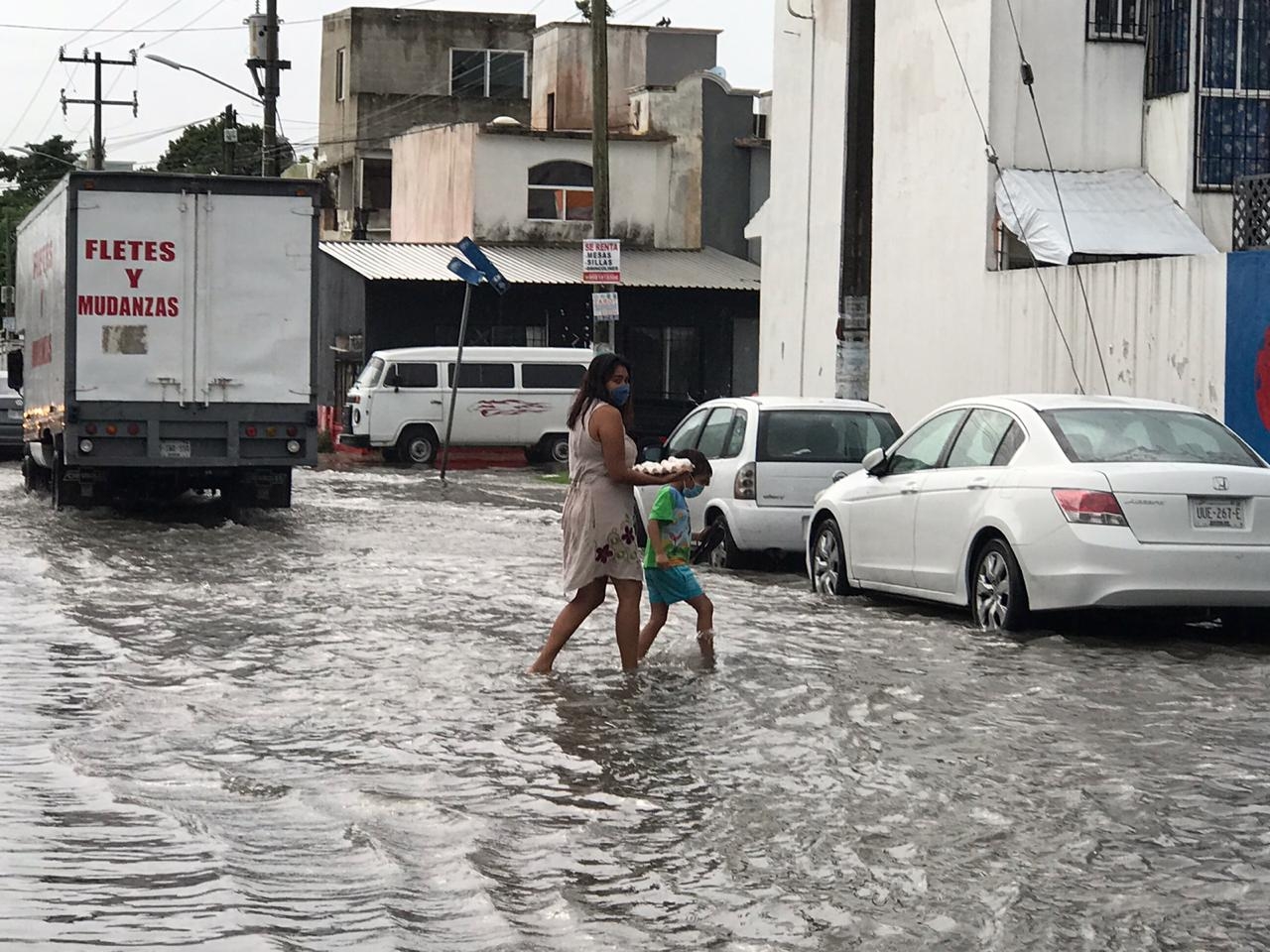 Lluvias intensas dejan afectaciones en calles de Cancún