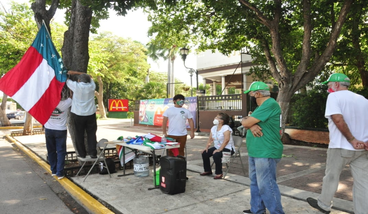 Frente Nacional Anti-AMLO realiza colecta en Mérida 