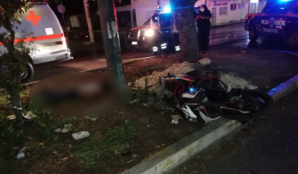 Motociclista choca contra un poste y pierde la vida en la Región 221 de Cancún