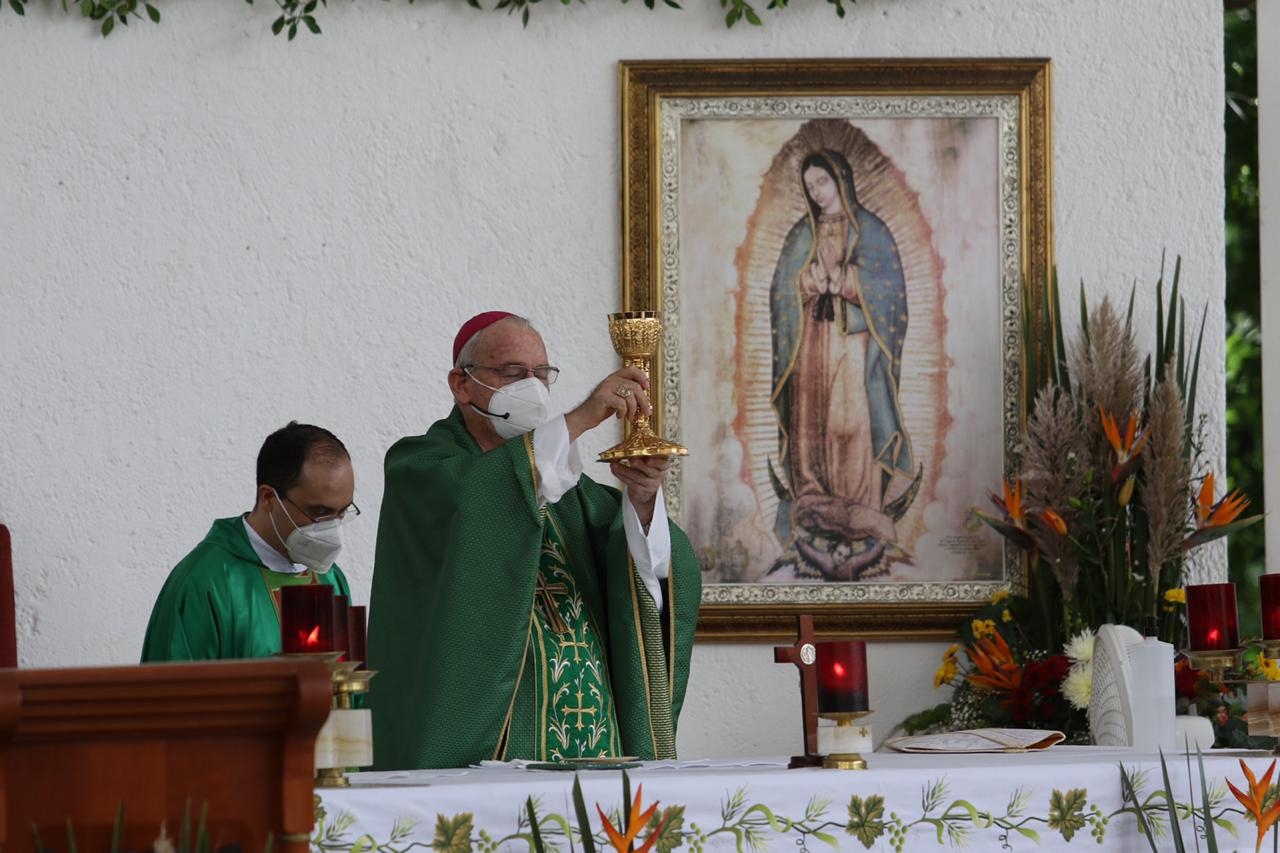 Obispo de Cancún oficia misa dominical tras vencer al COVID-19