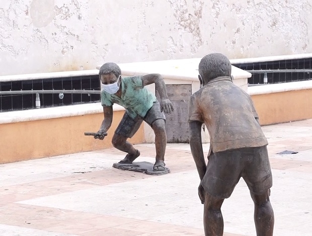 Colocan cubrebocas a esculturas en Campeche