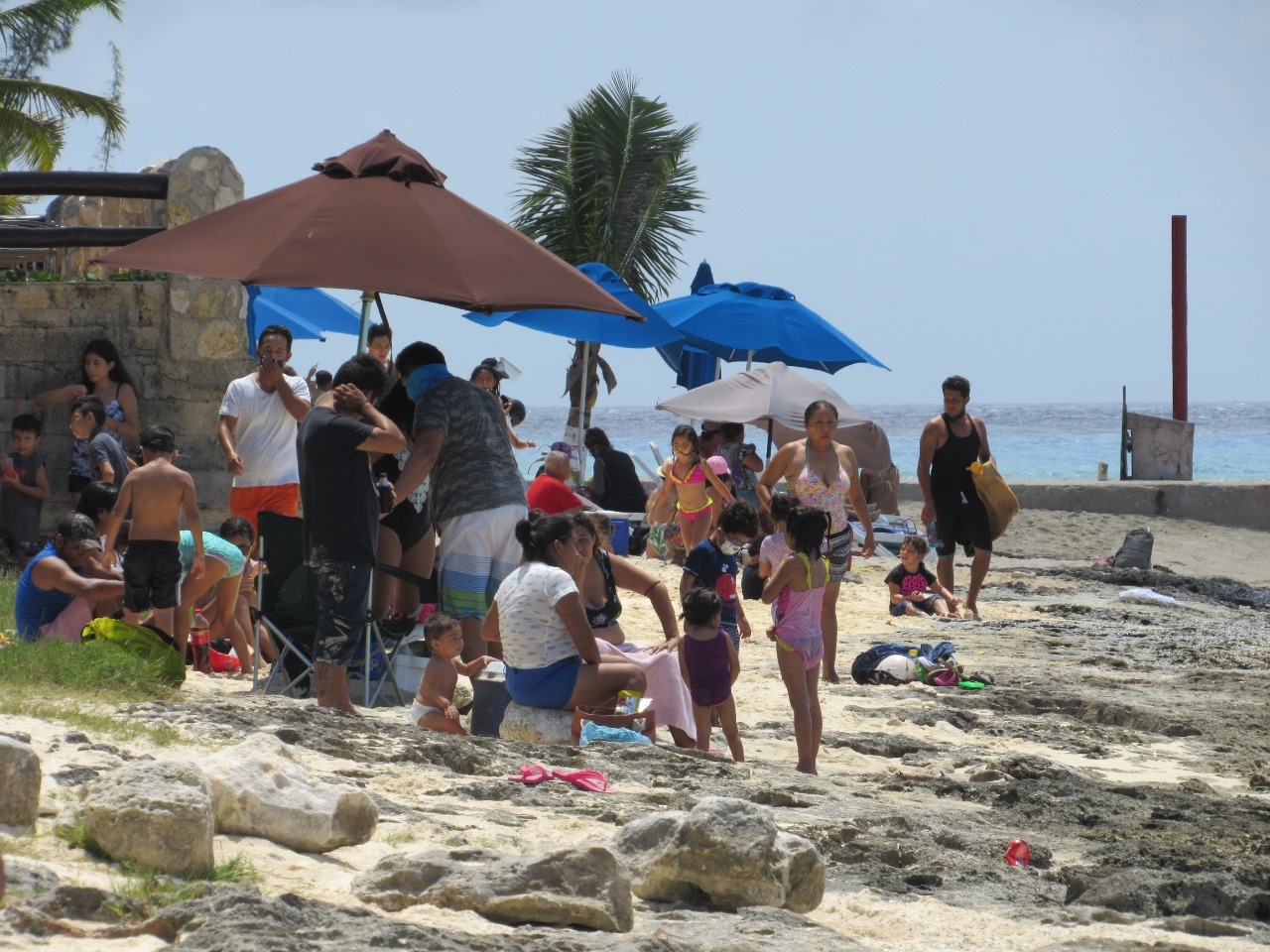Cientos de personas acuden a las playas de Cozumel sin seguir protocolos sanitarios