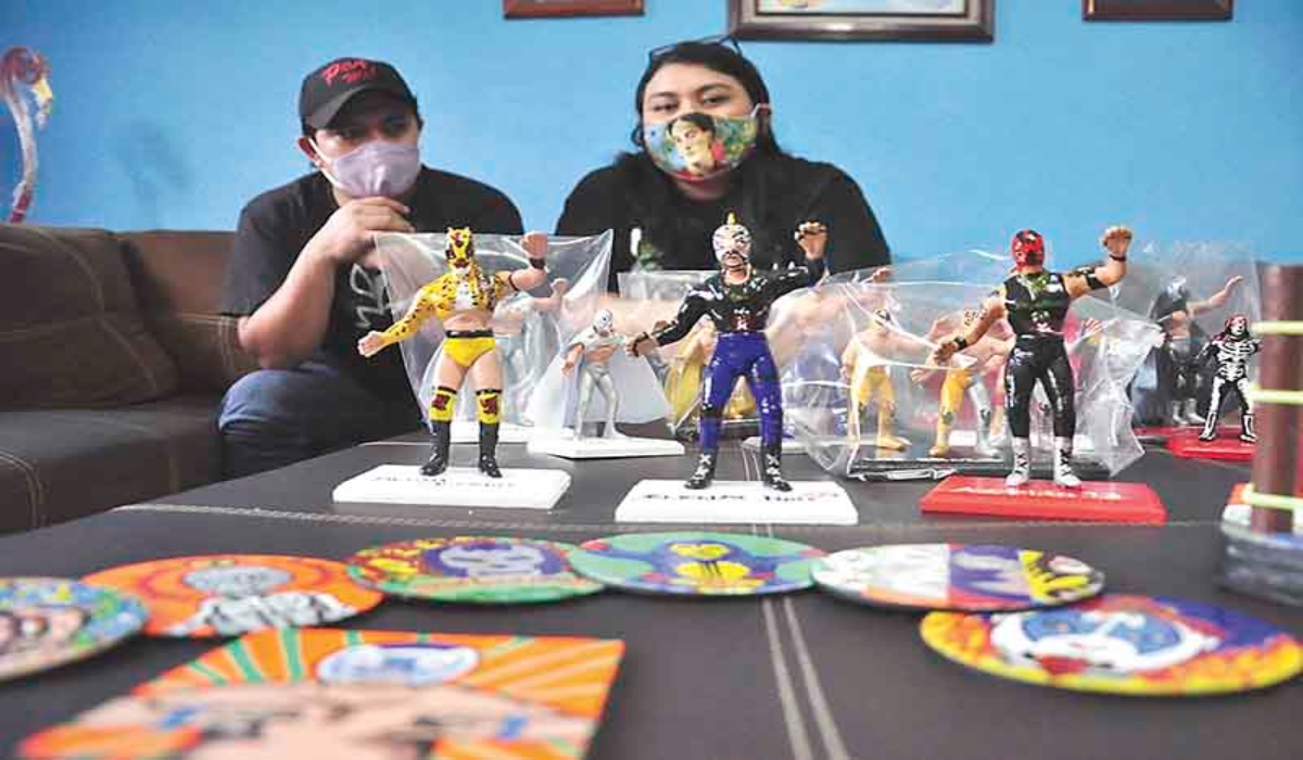 Pareja yucateca recrea personajes de la lucha libre para complementar sus ingresos