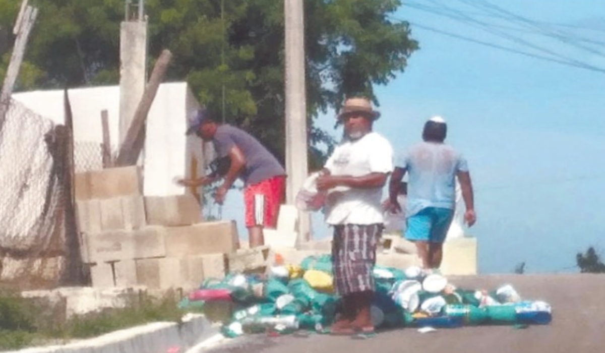 Pescadores de Seybaplaya construyen trampas para pulpos con botellas de cloro