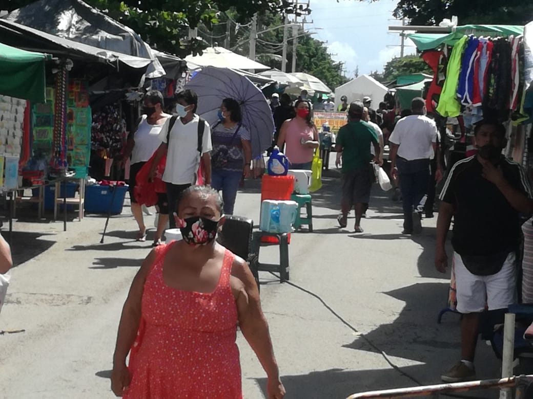 Semáforo amarillo provoca tianguis abarrotados en Cancún