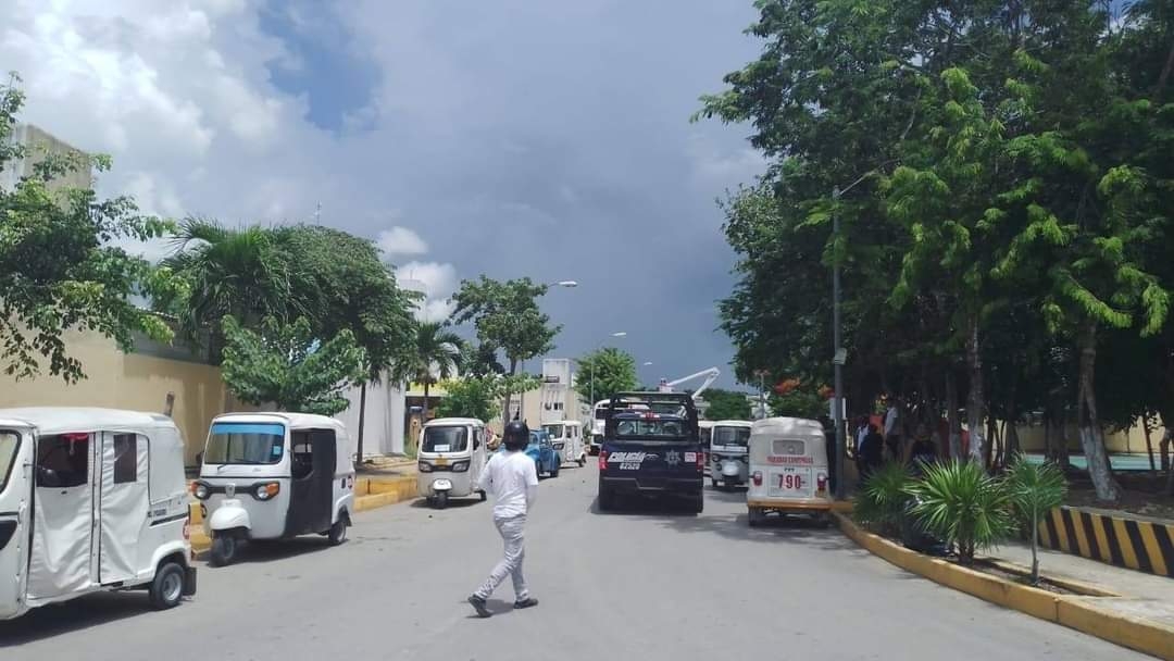 Vecinos atrapan a ladrón y lo entregan a la policía en Villas del Sol, Playa del Carmen