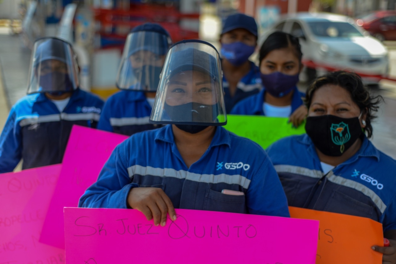 Empleadas de gasolinera protestan en Mérida