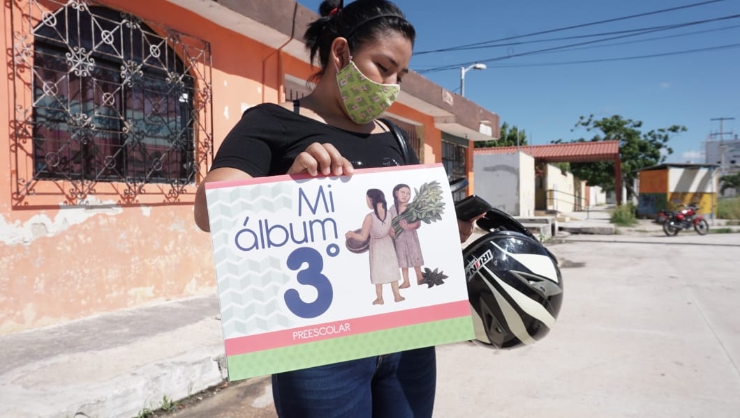 Distribuyen "Mi Álbum de Preescolar" en la primaria Justo Sierra en Campeche