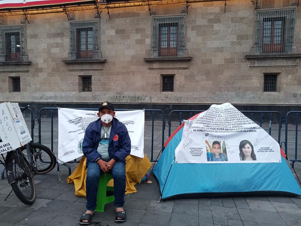 Yucateco encadenado en Palacio Nacional acusa a elementos del Ejército Mexicano de hostigarlo