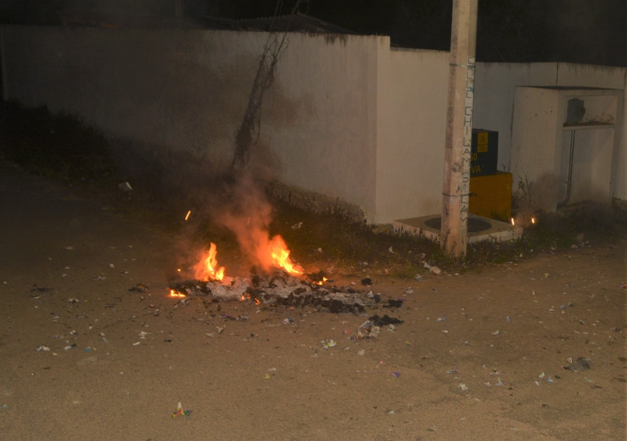 Deja basura quema de muñecos en José María Morelos