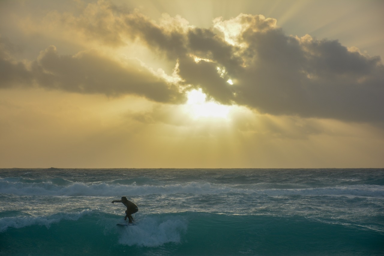 Amanecer en Cancún; reciben primeros rayos del sol en Playa Delfines