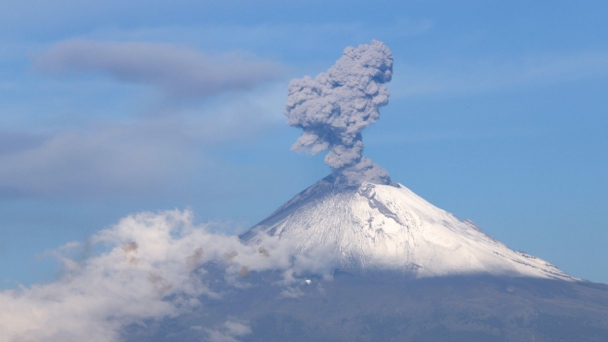 Popocatépetl inicia el 2021 con una explosión: VIDEO