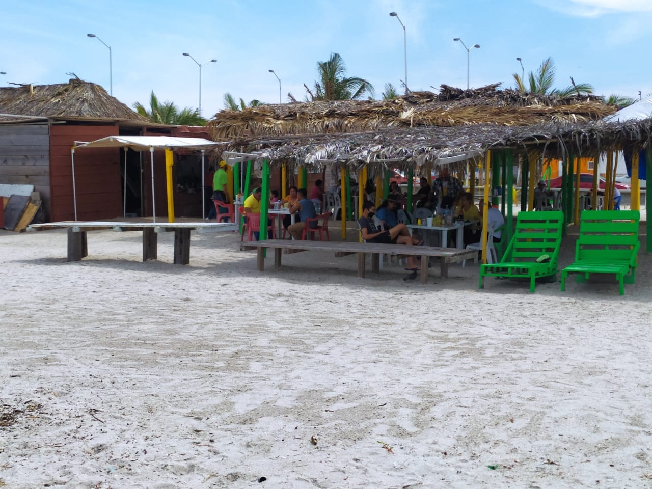 Turistas reciben el 2021 en playas de Ciudad del Carmen